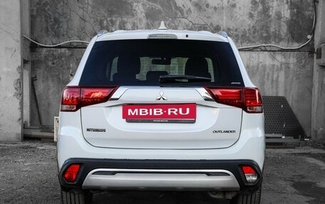 Mitsubishi Outlander III рестайлинг 3, 2019 год, 2 200 000 рублей, 5 фотография