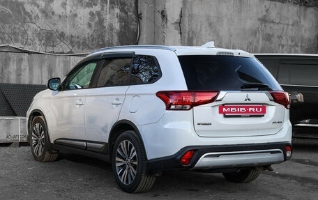 Mitsubishi Outlander III рестайлинг 3, 2019 год, 2 200 000 рублей, 6 фотография