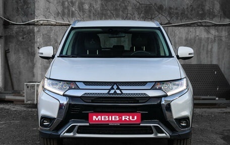 Mitsubishi Outlander III рестайлинг 3, 2019 год, 2 200 000 рублей, 2 фотография
