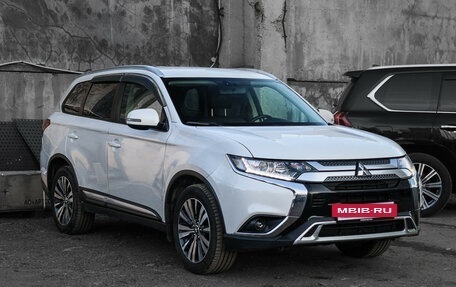 Mitsubishi Outlander III рестайлинг 3, 2019 год, 2 200 000 рублей, 3 фотография