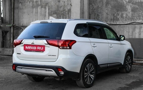 Mitsubishi Outlander III рестайлинг 3, 2019 год, 2 200 000 рублей, 4 фотография