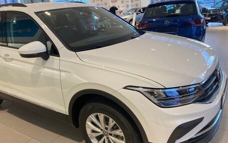 Volkswagen Tiguan II, 2021 год, 2 950 000 рублей, 2 фотография