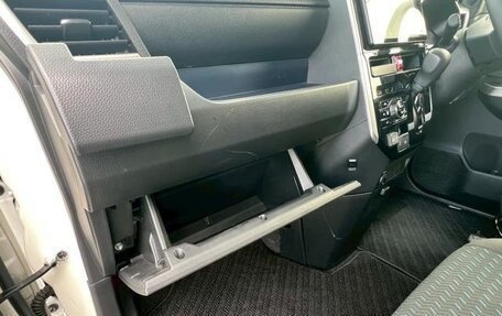 Toyota Roomy I, 2023 год, 960 000 рублей, 27 фотография