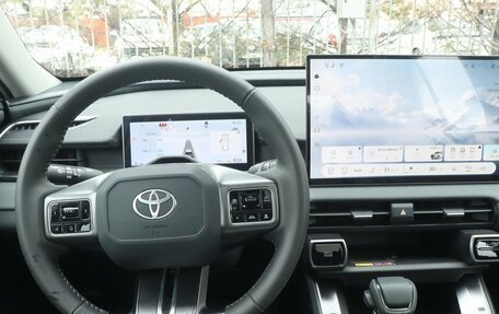 Toyota RAV4, 2025 год, 4 480 000 рублей, 14 фотография