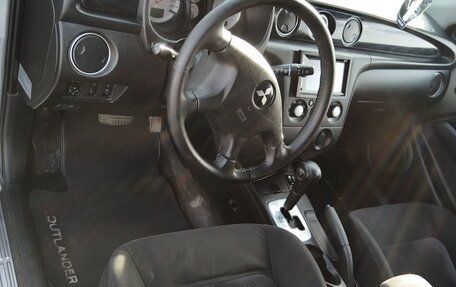 Mitsubishi Outlander III рестайлинг 3, 2004 год, 660 000 рублей, 15 фотография