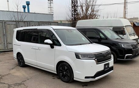 Honda Stepwgn, 2023 год, 2 530 000 рублей, 2 фотография