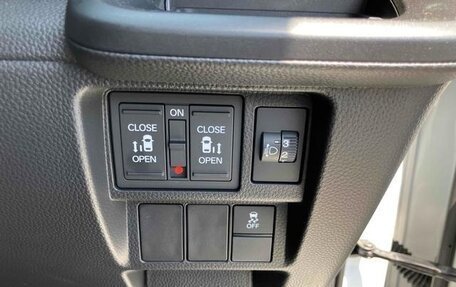 Honda Stepwgn, 2023 год, 1 640 000 рублей, 26 фотография