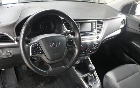 Hyundai Solaris II рестайлинг, 2017 год, 1 225 000 рублей, 10 фотография