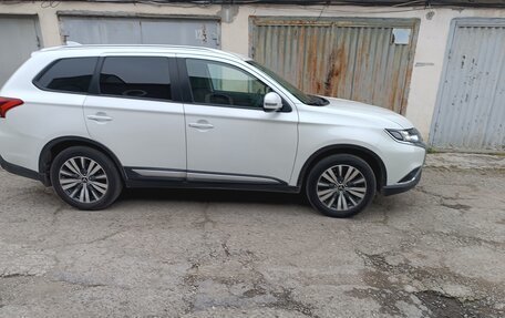 Mitsubishi Outlander III рестайлинг 3, 2020 год, 2 600 000 рублей, 3 фотография