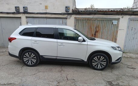 Mitsubishi Outlander III рестайлинг 3, 2020 год, 2 600 000 рублей, 4 фотография