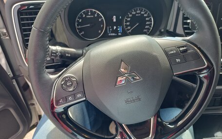 Mitsubishi Outlander III рестайлинг 3, 2020 год, 2 600 000 рублей, 9 фотография