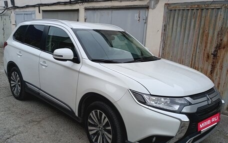 Mitsubishi Outlander III рестайлинг 3, 2020 год, 2 600 000 рублей, 2 фотография