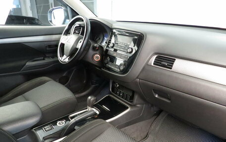 Mitsubishi Outlander III рестайлинг 3, 2017 год, 1 795 000 рублей, 5 фотография