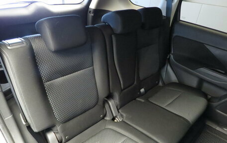 Mitsubishi Outlander III рестайлинг 3, 2017 год, 1 795 000 рублей, 12 фотография