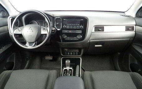 Mitsubishi Outlander III рестайлинг 3, 2017 год, 1 795 000 рублей, 6 фотография
