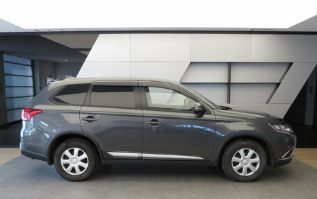 Mitsubishi Outlander III рестайлинг 3, 2017 год, 1 795 000 рублей, 16 фотография