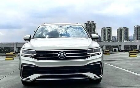 Volkswagen Tiguan II, 2022 год, 4 000 980 рублей, 2 фотография