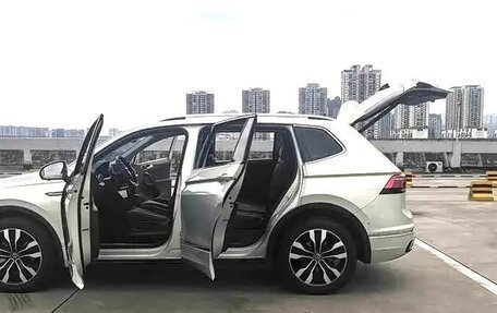 Volkswagen Tiguan II, 2022 год, 4 000 980 рублей, 4 фотография