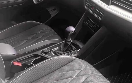 Volkswagen Tiguan II, 2022 год, 4 000 980 рублей, 12 фотография