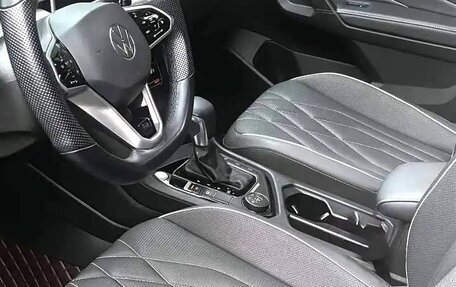 Volkswagen Tiguan II, 2022 год, 4 000 980 рублей, 7 фотография