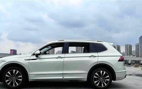 Volkswagen Tiguan II, 2022 год, 4 000 980 рублей, 6 фотография