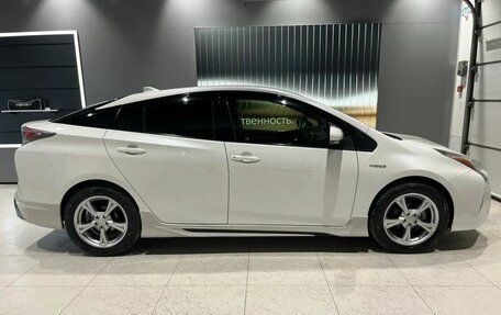 Toyota Prius IV XW50, 2016 год, 1 435 000 рублей, 6 фотография