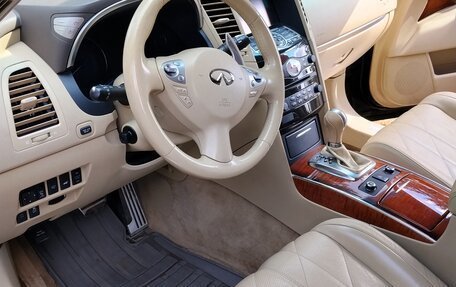 Infiniti QX70, 2015 год, 2 090 000 рублей, 15 фотография