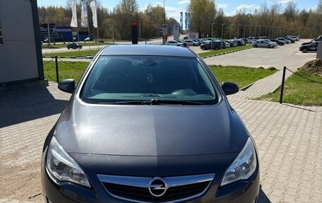 Opel Astra J, 2011 год, 600 000 рублей, 2 фотография