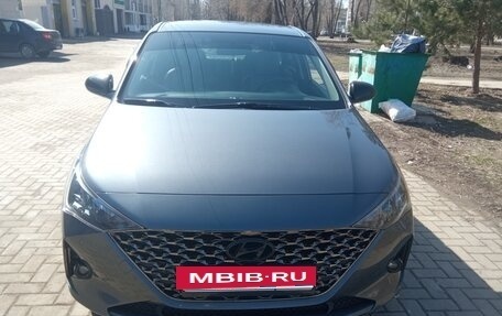 Hyundai Solaris II рестайлинг, 2021 год, 1 595 000 рублей, 2 фотография