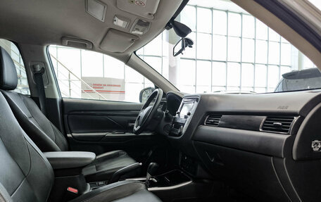 Mitsubishi Outlander III рестайлинг 3, 2017 год, 1 984 000 рублей, 13 фотография