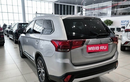 Mitsubishi Outlander III рестайлинг 3, 2017 год, 1 984 000 рублей, 8 фотография