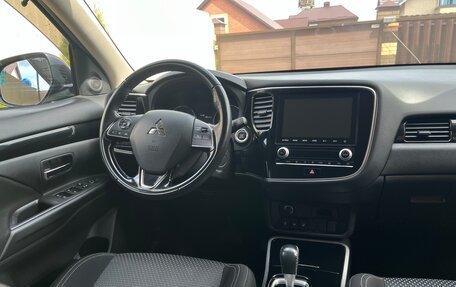 Mitsubishi Outlander III рестайлинг 3, 2020 год, 2 490 000 рублей, 5 фотография