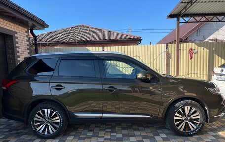 Mitsubishi Outlander III рестайлинг 3, 2020 год, 2 490 000 рублей, 3 фотография