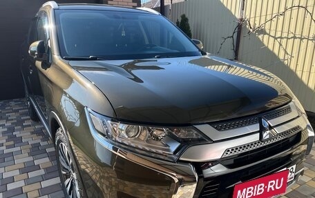 Mitsubishi Outlander III рестайлинг 3, 2020 год, 2 490 000 рублей, 11 фотография
