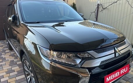 Mitsubishi Outlander III рестайлинг 3, 2020 год, 2 490 000 рублей, 2 фотография