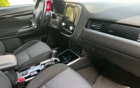 Mitsubishi Outlander III рестайлинг 3, 2020 год, 2 490 000 рублей, 10 фотография