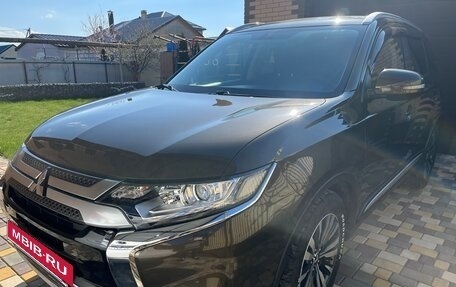 Mitsubishi Outlander III рестайлинг 3, 2020 год, 2 490 000 рублей, 12 фотография