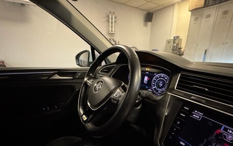 Volkswagen Tiguan II, 2018 год, 3 200 000 рублей, 17 фотография