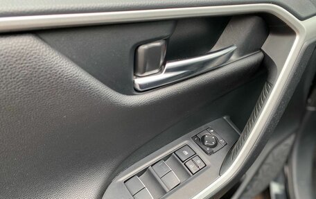 Toyota RAV4, 2019 год, 3 330 000 рублей, 12 фотография