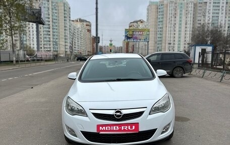Opel Astra J, 2011 год, 630 000 рублей, 2 фотография