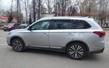 Mitsubishi Outlander III рестайлинг 3, 2019 год, 2 600 000 рублей, 5 фотография