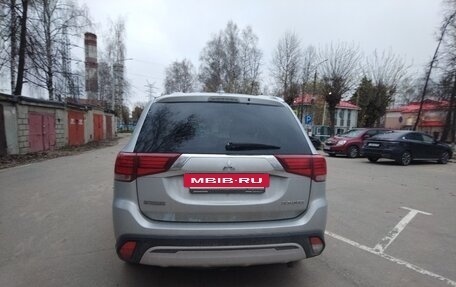 Mitsubishi Outlander III рестайлинг 3, 2019 год, 2 600 000 рублей, 4 фотография