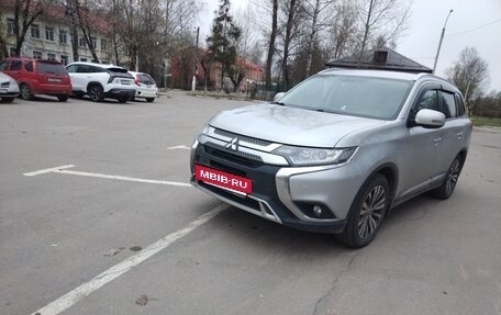 Mitsubishi Outlander III рестайлинг 3, 2019 год, 2 600 000 рублей, 7 фотография