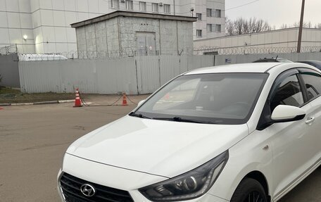 Hyundai Solaris II рестайлинг, 2017 год, 999 999 рублей, 4 фотография
