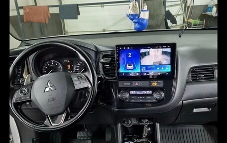 Mitsubishi Outlander III рестайлинг 3, 2016 год, 1 998 000 рублей, 2 фотография