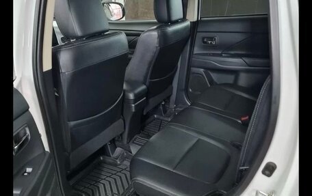 Mitsubishi Outlander III рестайлинг 3, 2016 год, 1 998 000 рублей, 9 фотография