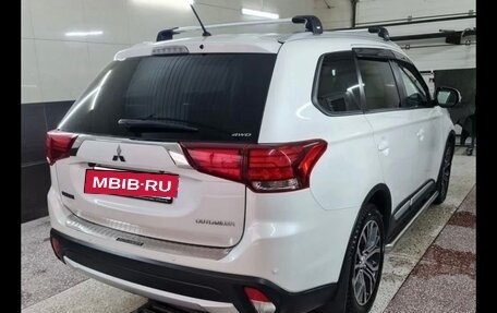 Mitsubishi Outlander III рестайлинг 3, 2016 год, 1 998 000 рублей, 7 фотография