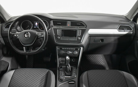 Volkswagen Tiguan II, 2017 год, 3 099 000 рублей, 13 фотография