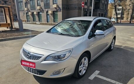 Opel Astra J, 2011 год, 970 000 рублей, 1 фотография