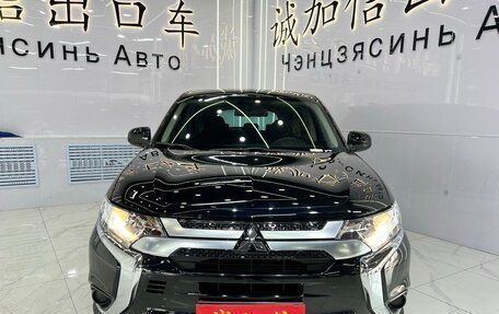 Mitsubishi Outlander III рестайлинг 3, 2022 год, 2 070 000 рублей, 2 фотография